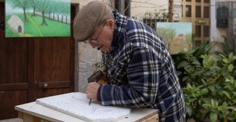 Ruvo, la storia di Minuccio: a 86 anni scolpisce il marmo creando bassorilievi e mosaici